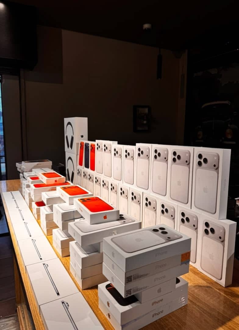 Línea completa de iPhones — cajas originales alineadas