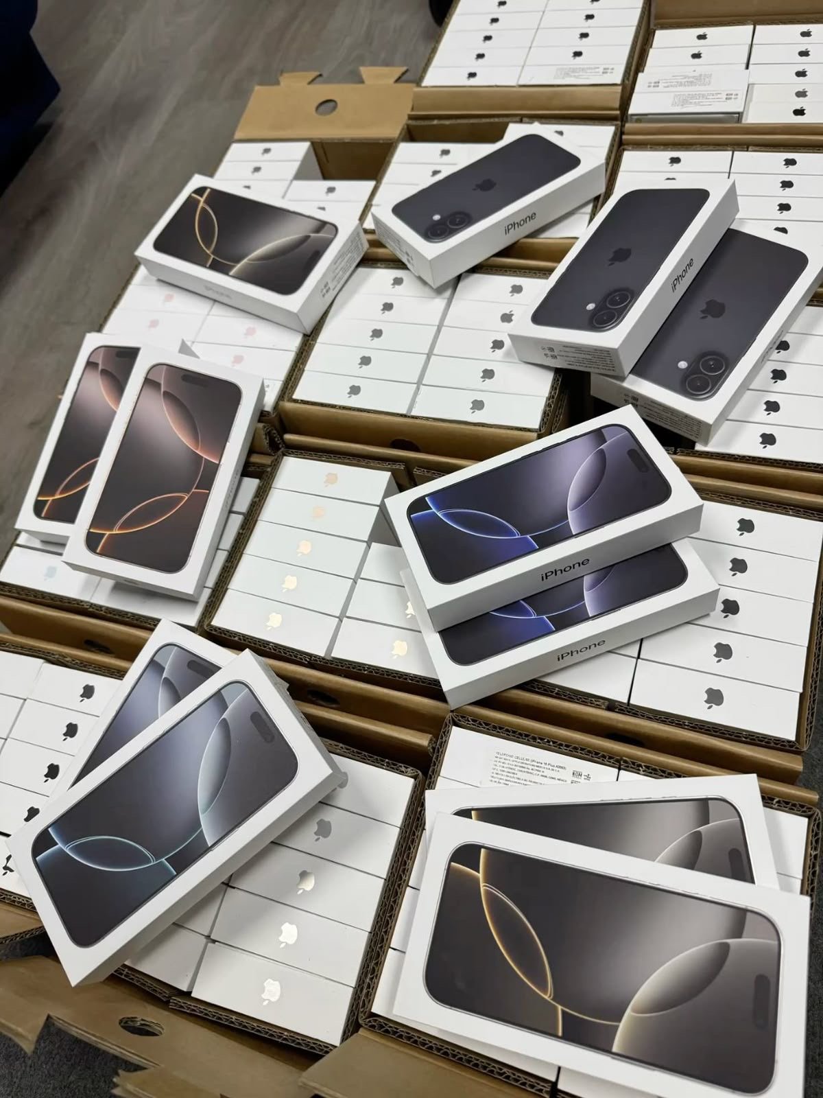 Stock mayorista de iPhones — cajas Apple originales en volumen