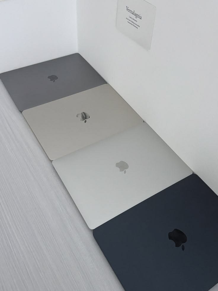 MacBooks en 4 acabados — vista superior