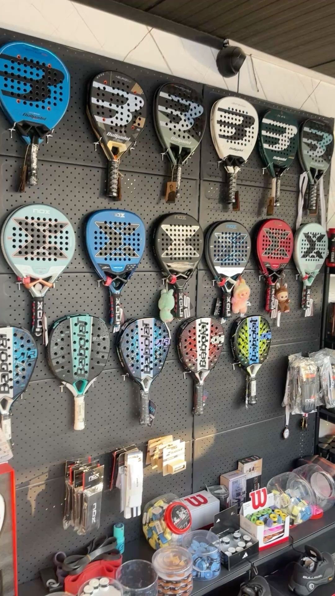 Muro de paletas de pádel — Bullpadel, Nox, Babolat