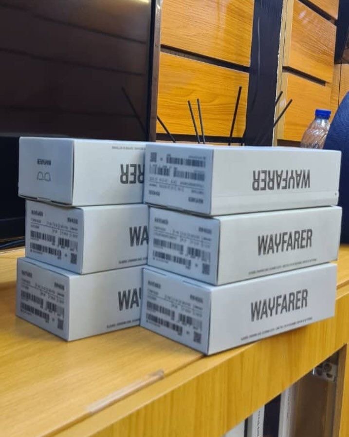 Stock Ray-Ban Wayfarer — cajas originales apiladas