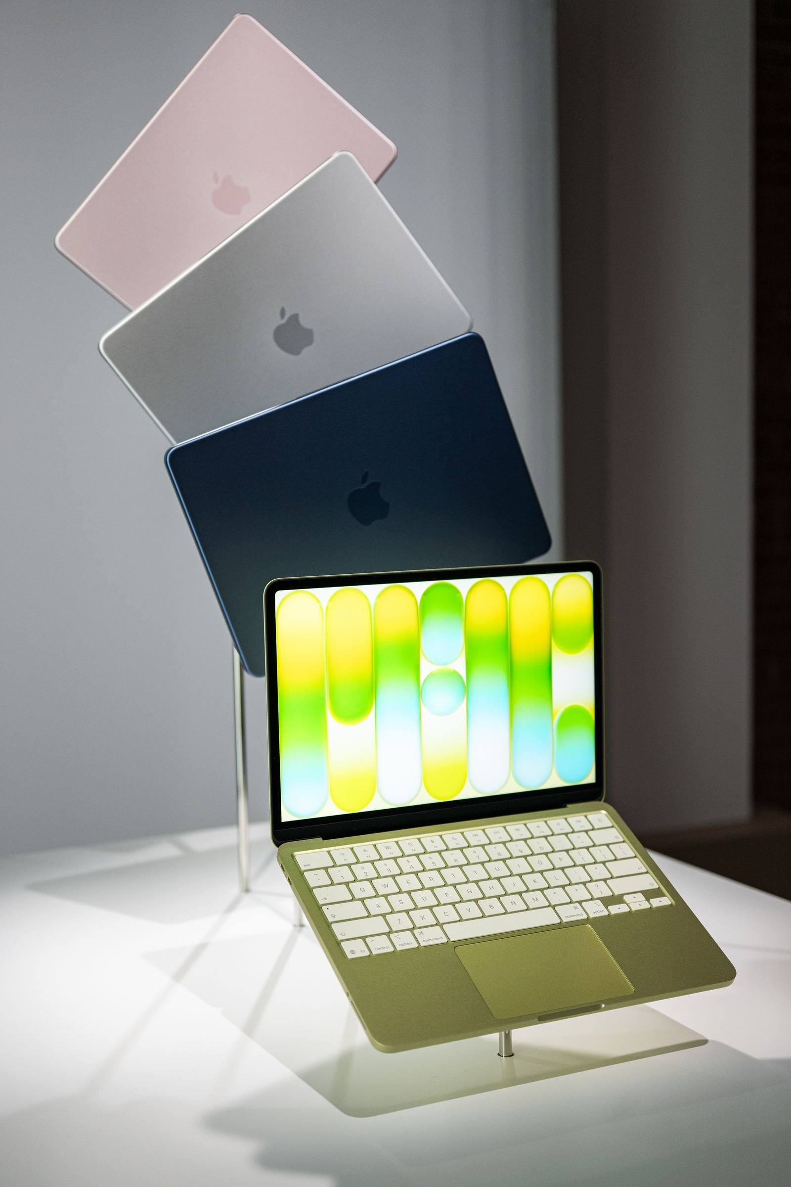 MacBook Neo en sus colores rosa, plata, azul y verde