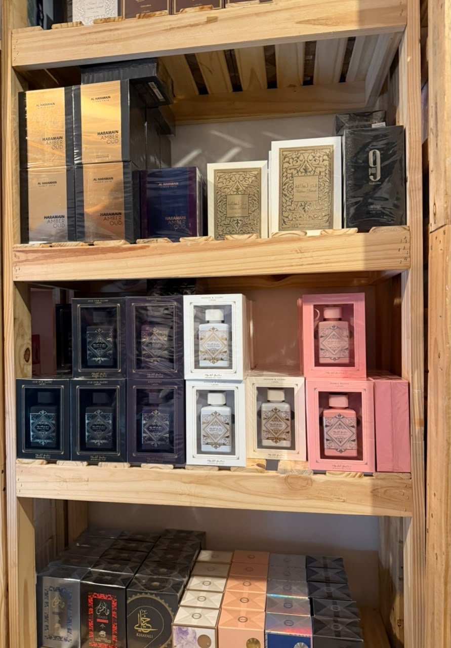 Estantería con perfumes árabes sellados: Al Haramain, Lattafa y más