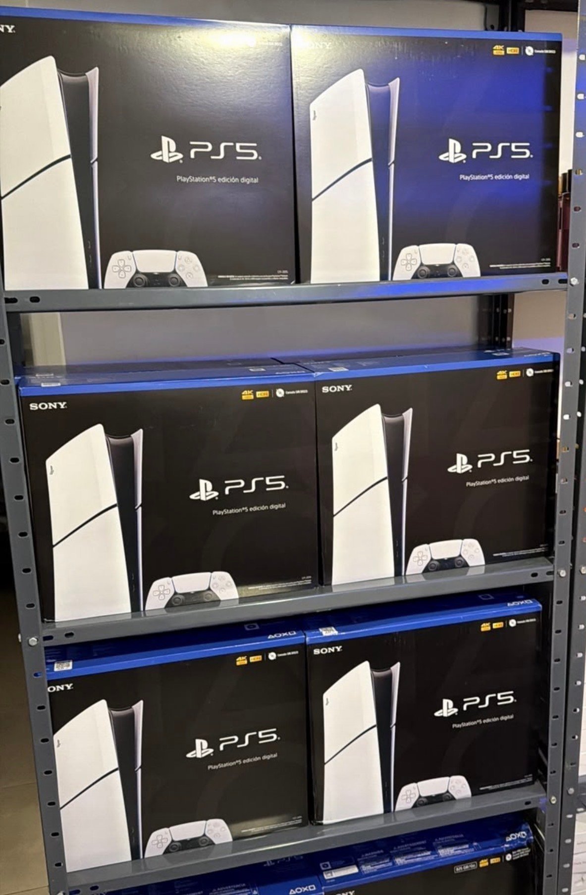 Estantería con consolas PlayStation 5 edición digital selladas
